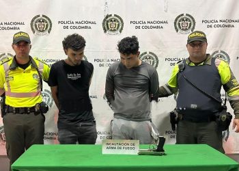 Cayeron en pleno centro comercial: dos hombres capturados tras robar moto a punta de pistola en Barranquilla