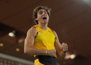 Duplantis rompe por decimotercera vez el récord mundial de salto con pértiga
