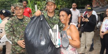 Ejército Nacional se solidariza con familias afectadas por incendio en el barrio Villate de Barranquilla