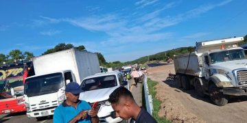 Comunidad de Los Venados bloquea vía Bosconia–Valledupar exigiendo su derecho más básico