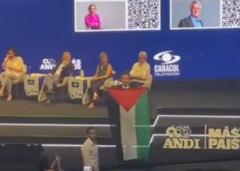 Polémica en el Congreso Empresarial: Daniel Quintero irrumpe con bandera de Palestina