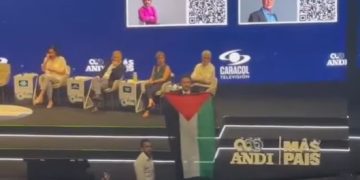Polémica en el Congreso Empresarial: Daniel Quintero irrumpe con bandera de Palestina