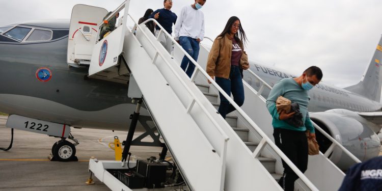 Jueza en EE. UU. bloquea temporalmente las deportaciones rápidas de migrantes impulsadas por Trump