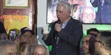 Uribe reaparece en público: promete “rescatar la libertad” y asegura victoria de la derecha en 2026