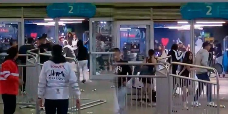 Batalla campal obliga a cancelar concierto de Damas Gratis en el Movistar Arena de Bogotá