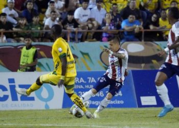 Junior avanza a octavos por penales tras sufrir de más en Neiva