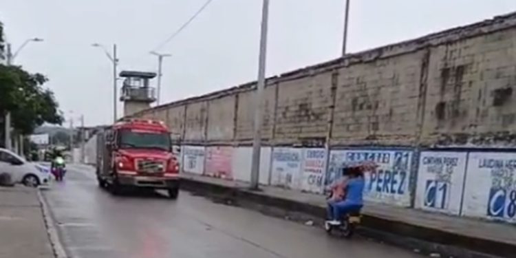 Emergencia en la cárcel El Bosque de Barranquilla moviliza unidades de socorro