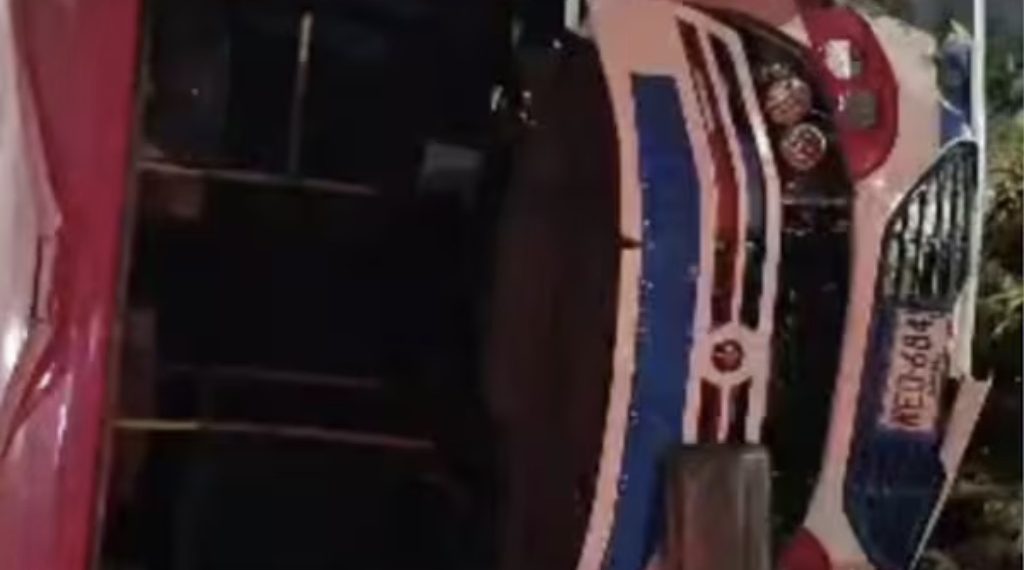 Ocho heridos en volcamiento de bus en la vía Galapa – Baranoa