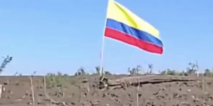 Lancheros peruanos persiguieron a Daniel Quintero tras izar bandera de Colombia en Santa Rosa