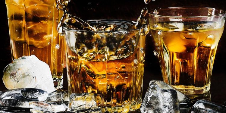 Nueva reforma tributaria impondrá impuestos adicionales al consumo de licores y tabaco