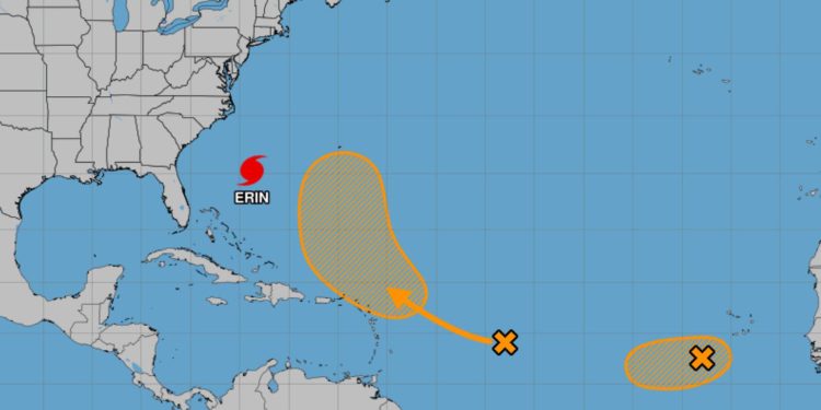 Huracán Erin llega al punto más cercano a Carolina del Norte con inundaciones costeras