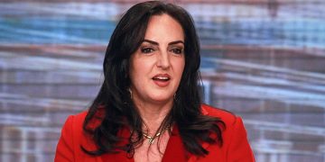 María Fernanda Cabal exige que se investigue a Gustavo Petro por violación de topes electorales