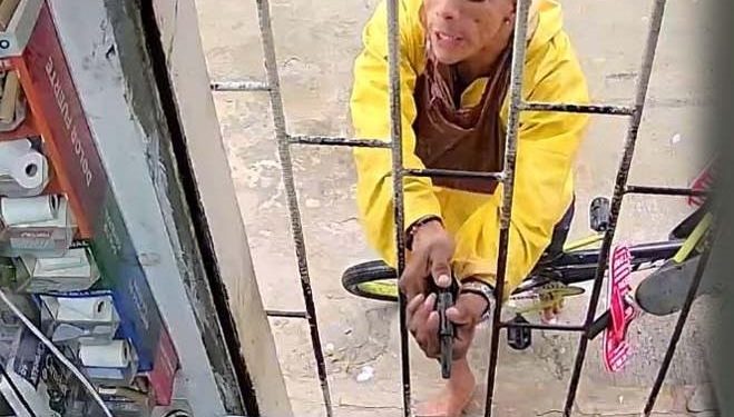 El “ruletero en cicla” sembró el miedo bajo la lluvia en Los Robles