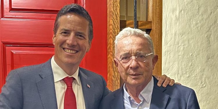 Senador estadounidense Bernie Moreno visitó a Álvaro Uribe en su prisión domiciliaria en Rionegro