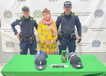 Mujer fue sorprendida y capturada cuando hurtaba 13 gorras en centro comercial de Barranquilla