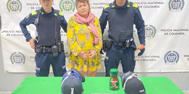 Mujer fue sorprendida y capturada cuando hurtaba 13 gorras en centro comercial de Barranquilla