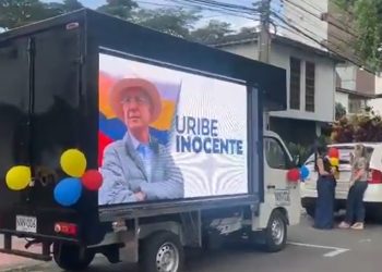 Seguidores de Uribe protagonizan caravana y plantón en Rionegro tras condena