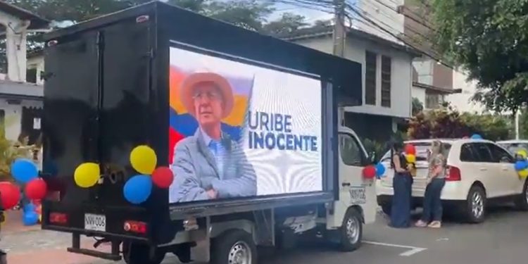 Seguidores de Uribe protagonizan caravana y plantón en Rionegro tras condena