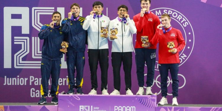 Plata en trampolín sincronizado masculino en clavados de Asunción