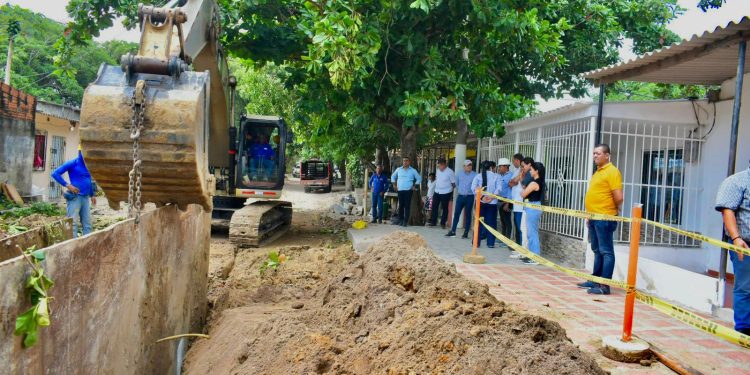 Alcaldesa de Malambo inspecciona obras de alcantarillado en Villa Concord 2