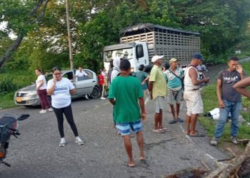 Bloquean la carretera La Cordialidad en protesta por realización de fiestas patronales en Sabanalarga