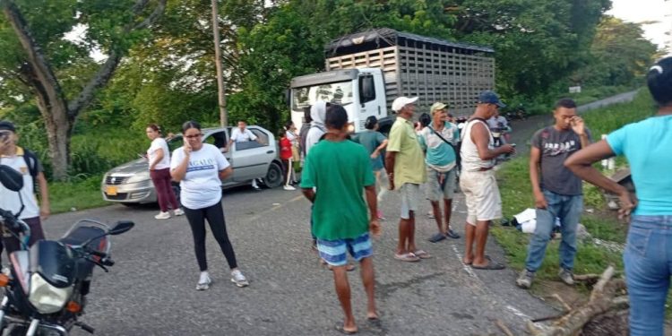 Bloquean la carretera La Cordialidad en protesta por realización de fiestas patronales en Sabanalarga
