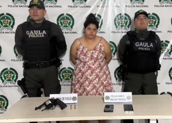 ¡Cayó la “enamorada del crimen”! Capturada mujer en allanamiento por porte ilegal de armas y vínculo con presunto cabecilla delincuencial