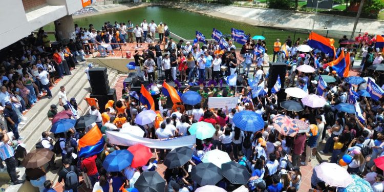 Más de cuatro mil personas piden al rector Danilo Hernández que se inscriba para reelegirse