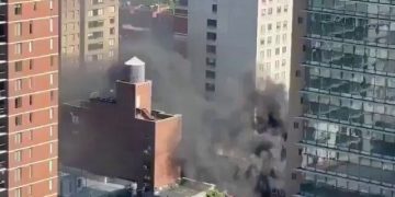Incendio de gran magnitud moviliza a más de cien bomberos en el Upper East Side de Manhattan