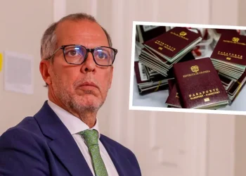 Procuraduría suspende a Alfredo Saade por el escándalo de los pasaportes