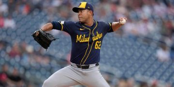 José Quintana firma su octavo triunfo en una noche explosiva de los Cerveceros