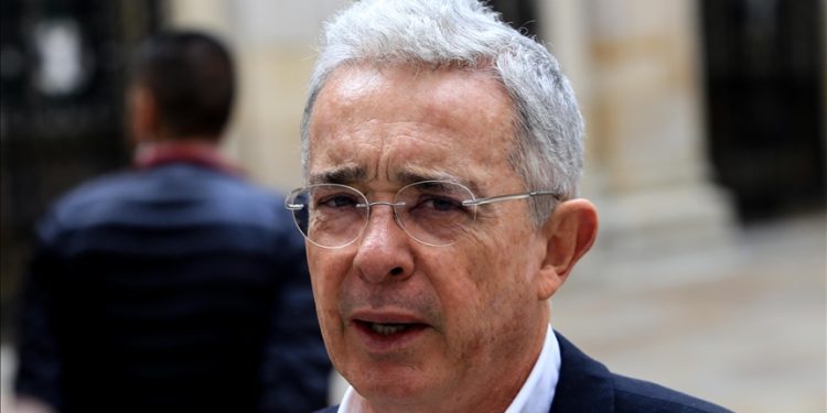 Uribe recupera su libertad mientras se resuelve apelación, Granados critica comentarios de Petro