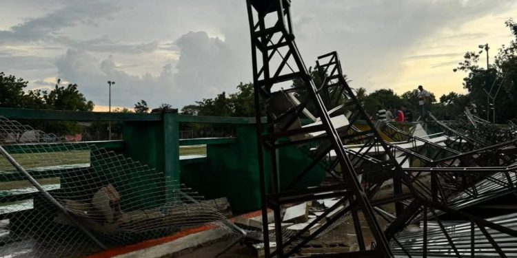 Fuerte vendaval causa emergencia en Algarrobo: estadio municipal sufrió daños y dejó varios menores heridos