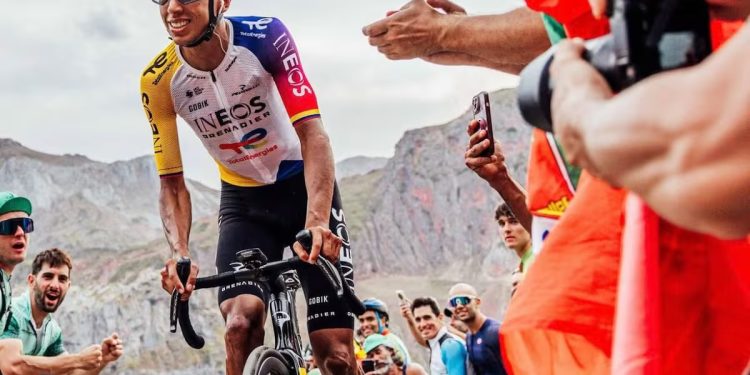 Egan Bernal resurge y vuelve a la gloria: gana etapa 16 de la Vuelta a España