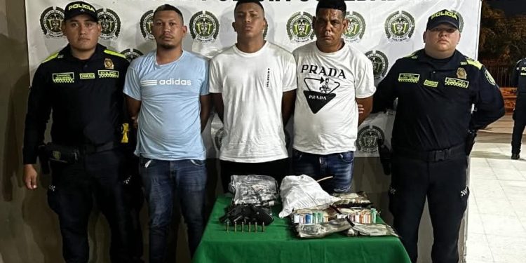 Capturan en flagrancia a tres hombres robando en Tienda ARA de Manuela Beltrán en Soledad