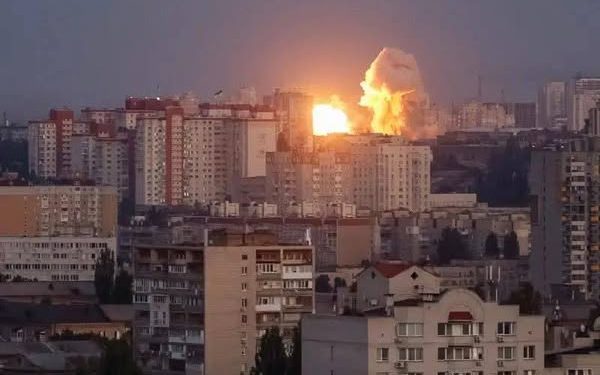 Impacto directo al corazón del poder: Rusia ataca por primera vez el edificio del Gabinete en Kyiv