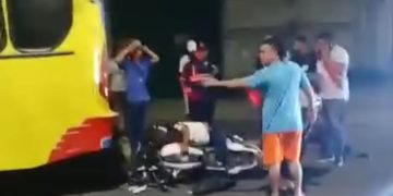 Accidente de tránsito en la Calle 30 deja a motociclista gravemente herido