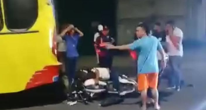 Accidente de tránsito en la Calle 30 deja a motociclista gravemente herido