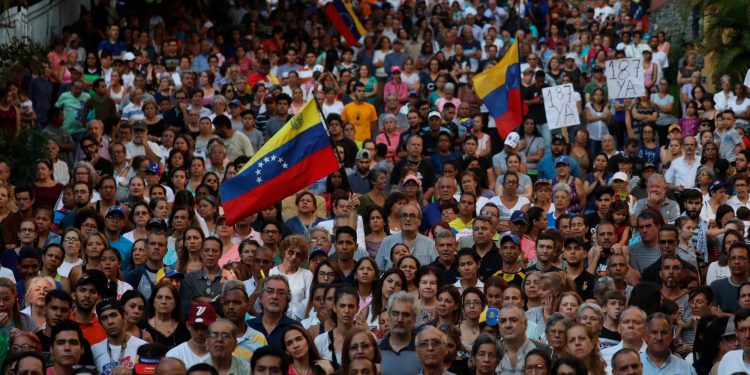 Venezuela despliega tropas y pide mediación de la ONU en medio de tensiones con EE.UU.