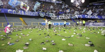 Millonarios, sancionado por insólita protesta con zapatos en El Campín