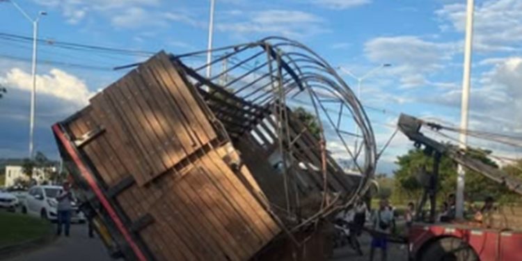 Caballos de ‘El Tino’ Asprilla se accidentan en vía hacia la Terminal de Tuluá