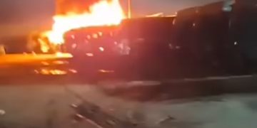 Llamas en la noche: dos buses quedaron reducidos a chatarra tras incendio en la nevada de Sobusa en Soledad