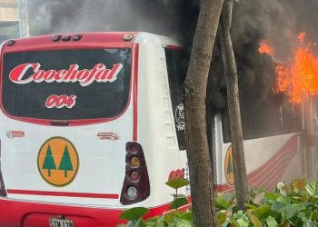 Bus se incendia en plena vía del norte de Barranquilla