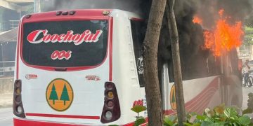 Bus se incendia en plena vía del norte de Barranquilla