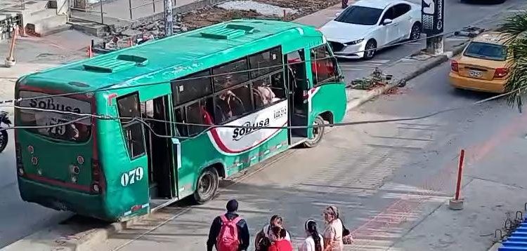 Bus urbano queda atascado en separador de la calle 72 tras maniobra imprudente