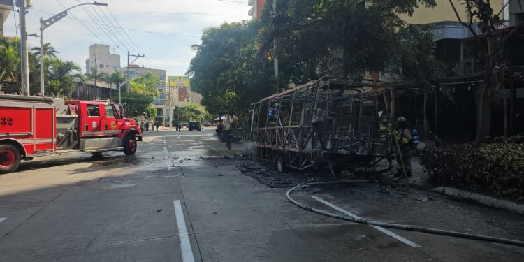 Bomberos señalan posible falla del motor o fuga de combustible en bus incinerado en Barranquilla