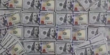 Policía incautó 3,7 millones de dólares falsos que iban a ser enviados al exterior