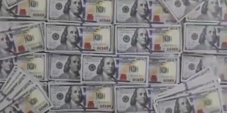 Policía incautó 3,7 millones de dólares falsos que iban a ser enviados al exterior