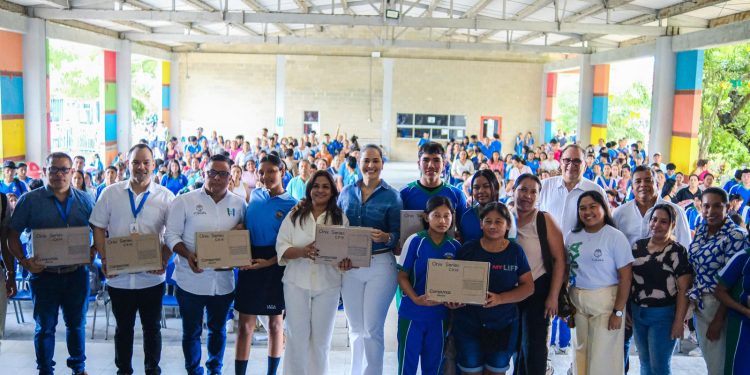 Con respaldo del gobierno de Eduardo Verano, 222 estudiantes de Tubará reciben computadores para fortalecer su educación