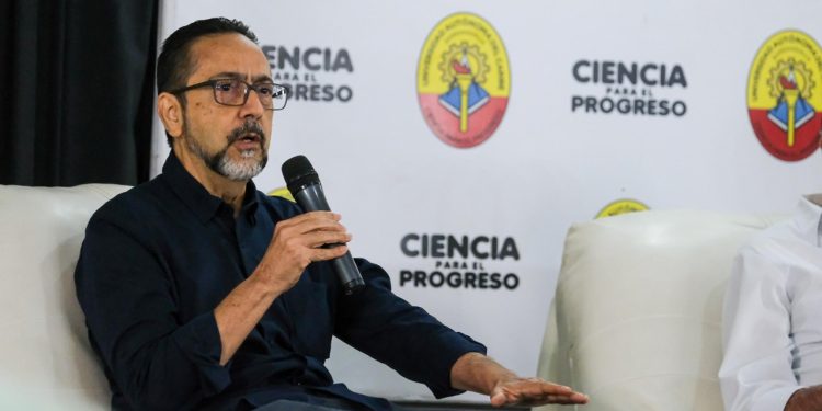 Rector de Uniautónoma admite que no tiene maestría en filosofía